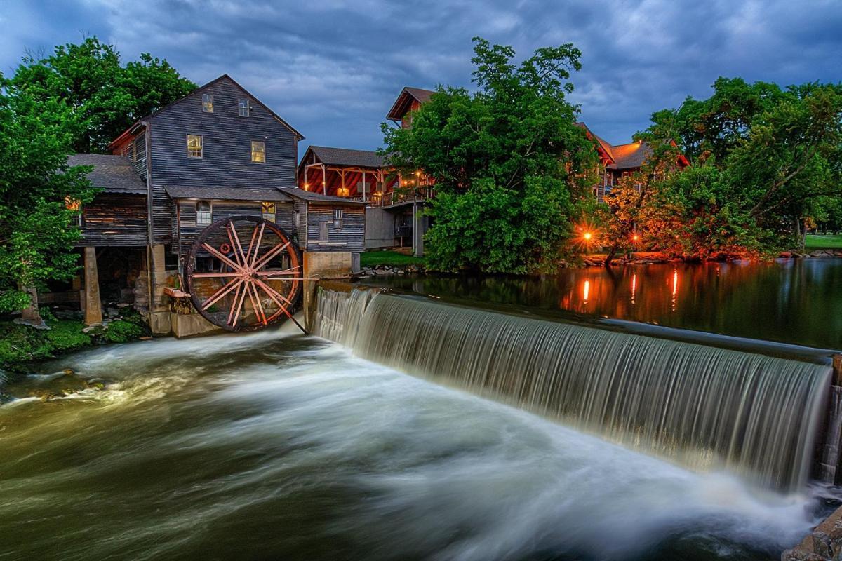 Smoky Bear Lodge With Guest House, Hot Tub, 1089 Free Tickets Each Paid Day, Dollywood And More Sevierville Exteriör bild