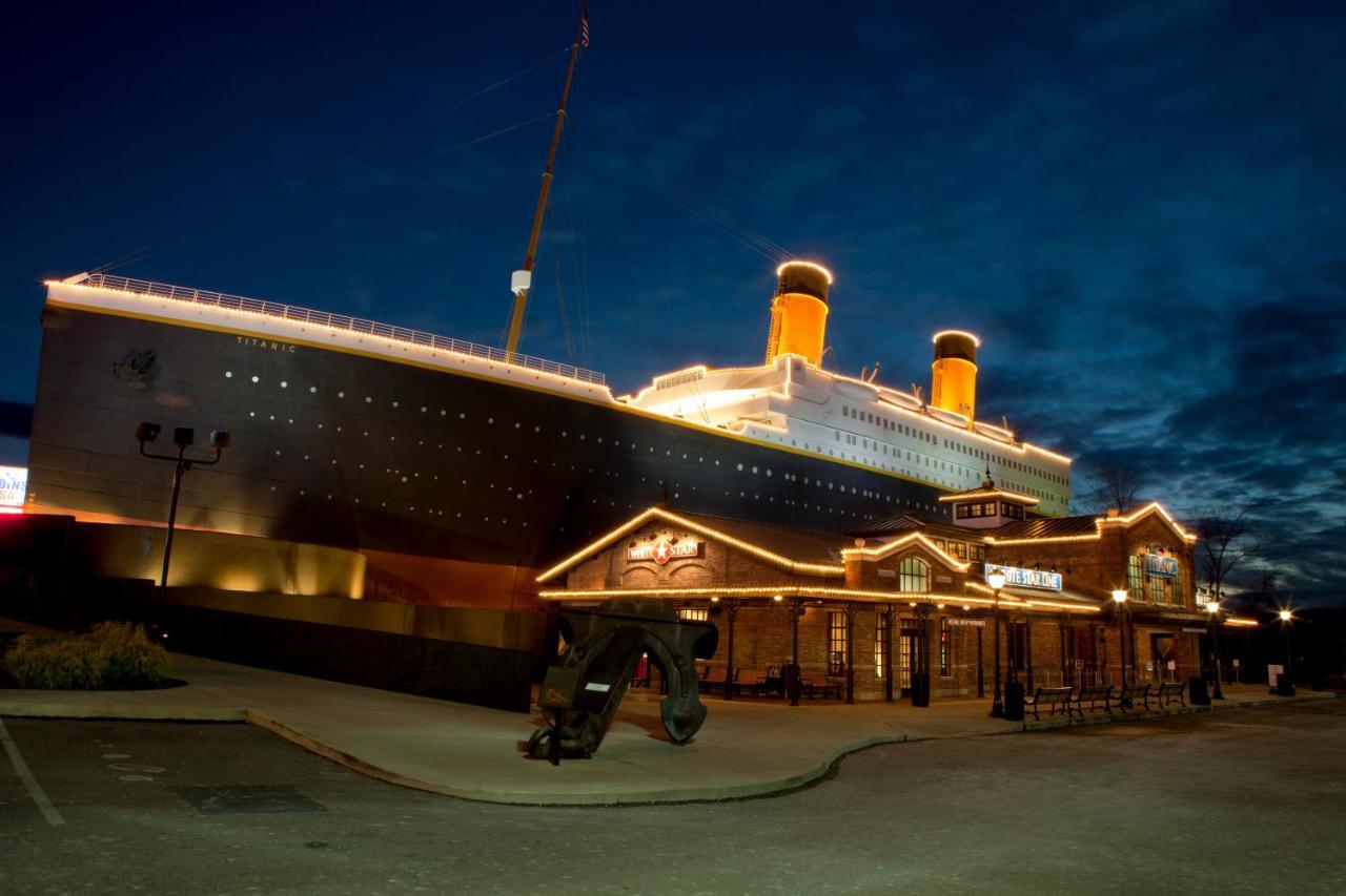 Smoky Bear Lodge With Guest House, Hot Tub, 1089 Free Tickets Each Paid Day, Dollywood And More Sevierville Exteriör bild