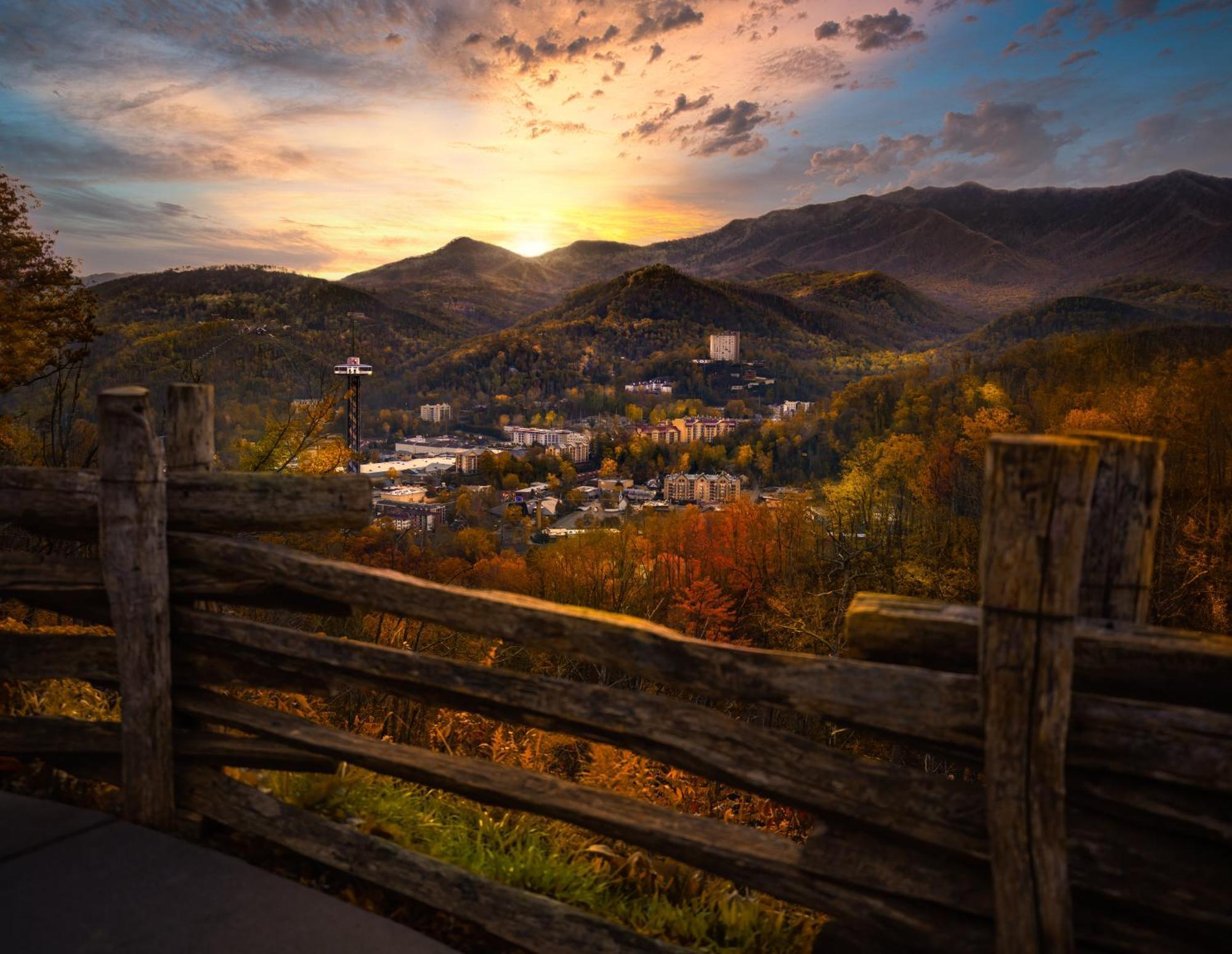 Smoky Bear Lodge With Guest House, Hot Tub, 1089 Free Tickets Each Paid Day, Dollywood And More Sevierville Exteriör bild