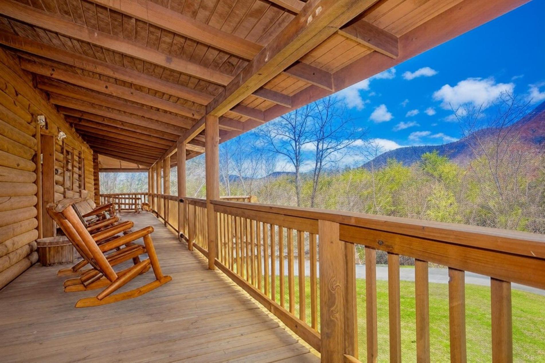 Smoky Bear Lodge With Guest House, Hot Tub, 1089 Free Tickets Each Paid Day, Dollywood And More Sevierville Exteriör bild