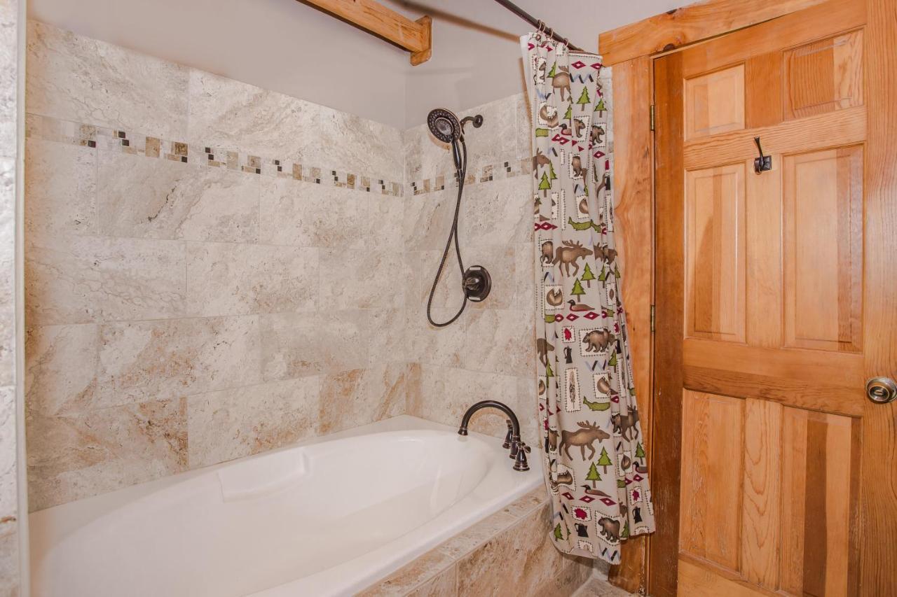 Smoky Bear Lodge With Guest House, Hot Tub, 1089 Free Tickets Each Paid Day, Dollywood And More Sevierville Exteriör bild