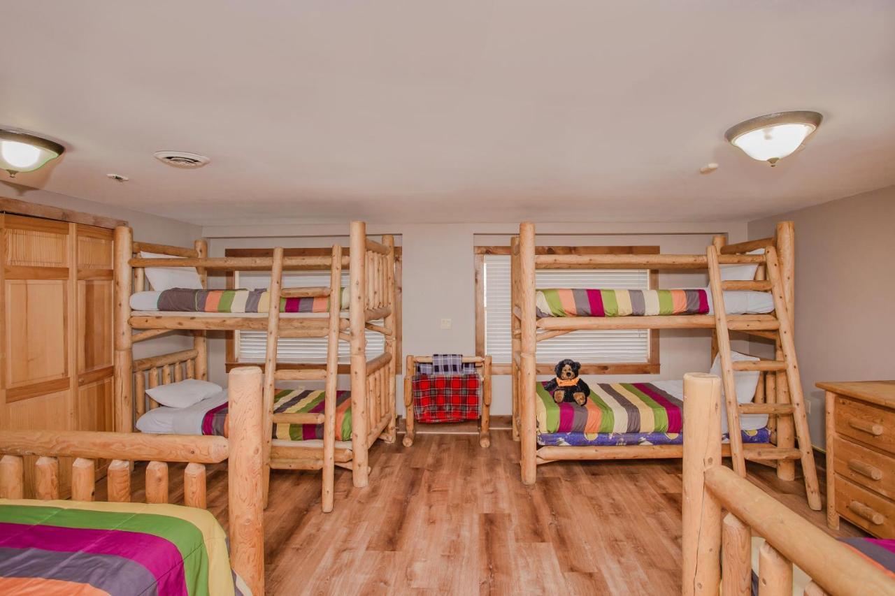Smoky Bear Lodge With Guest House, Hot Tub, 1089 Free Tickets Each Paid Day, Dollywood And More Sevierville Exteriör bild