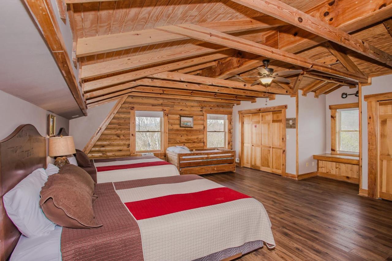 Smoky Bear Lodge With Guest House, Hot Tub, 1089 Free Tickets Each Paid Day, Dollywood And More Sevierville Exteriör bild