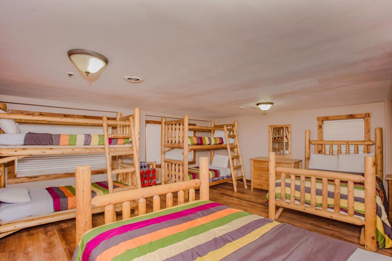 Smoky Bear Lodge With Guest House, Hot Tub, 1089 Free Tickets Each Paid Day, Dollywood And More Sevierville Exteriör bild