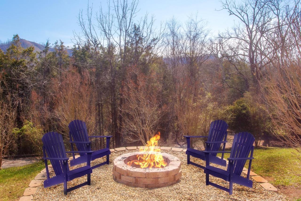 Smoky Bear Lodge With Guest House, Hot Tub, 1089 Free Tickets Each Paid Day, Dollywood And More Sevierville Exteriör bild