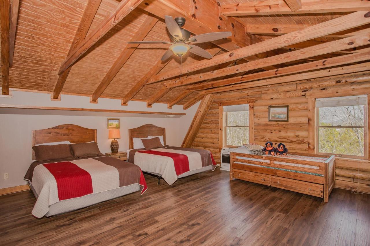 Smoky Bear Lodge With Guest House, Hot Tub, 1089 Free Tickets Each Paid Day, Dollywood And More Sevierville Exteriör bild