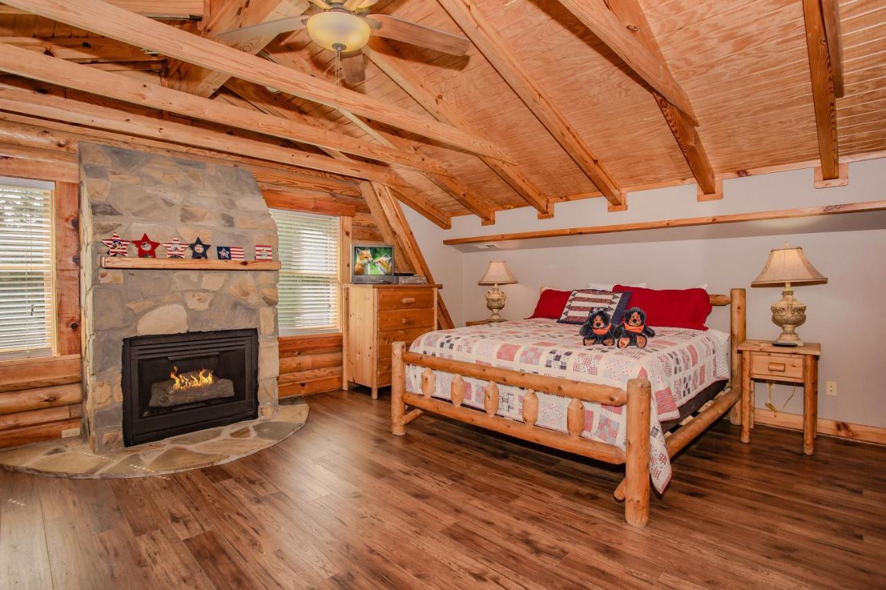 Smoky Bear Lodge With Guest House, Hot Tub, 1089 Free Tickets Each Paid Day, Dollywood And More Sevierville Exteriör bild